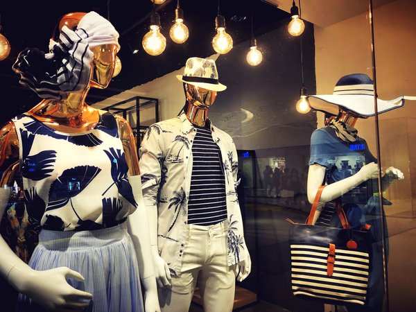 Mannequin vitrine prêt-à-porter : élégance et choix variés